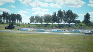 Sürüklenen araba, yarış pistinde sürüklenen profesyonel bir sürücünün uçan insansız hava aracı hız yolunda yanan lastiklerden çıkan dumanlı yarış arabası, 4K