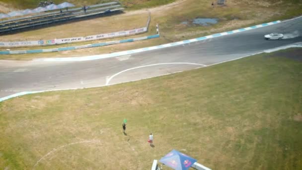 Voiture à la dérive, Vue aérienne depuis un drone volant d'une voiture professionnelle à la dérive sur piste de course, Voiture de course à la dérive avec beaucoup de fumée provenant de la combustion de pneus sur piste de vitesse, 4k