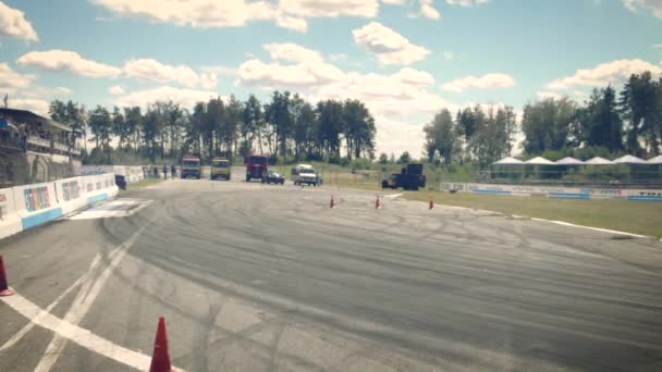 Voiture à la dérive, Vue aérienne depuis un drone volant d'une voiture professionnelle à la dérive sur piste de course, Voiture de course à la dérive avec beaucoup de fumée provenant de la combustion de pneus sur piste de vitesse, 4k