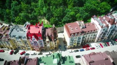 Ukrayna 'nın başkenti Kiev' in eski Vozdvizhenka bölgesinin en iyi manzarası. St Andrew 's Cherch Manzarası, Podil, Kiev Ukrayna