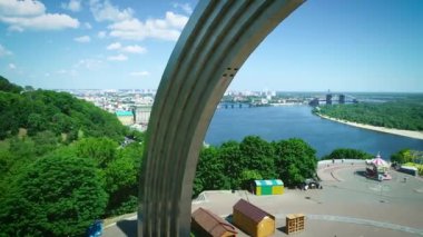 Ukrayna 'nın başkenti Kyiv' de yaz günü Halkların Dostluk Kemeri