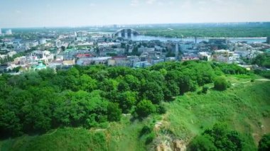 Ukrayna 'nın başkenti Kiev' in eski Vozdvizhenka bölgesinin en iyi manzarası. St Andrew 's Cherch Manzarası, Podil, Kiev Ukrayna