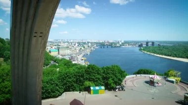 Ukrayna 'nın başkenti Kyiv' de yaz günü Halkların Dostluk Kemeri