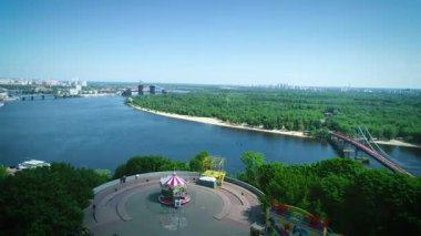 Ukrayna 'nın başkenti Kyiv' de yaz günü Halkların Dostluk Kemeri