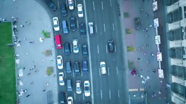 Kiev-Khreshhatyk, alacakaranlıkta şehrin havası. Şehir manzarası kuş bakışı, yaz akşamı, gün batımı. Şehir merkezinde antik mimari. Şehirde trafik sıkışık..