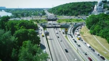 KYIV-RUSANOVSKAYA EMBANKMENT. Haziran 06.2017. Köprünün hava incelemesi. Yol ayrımı. Havadan şehir manzarası. Günün yaz saati gün batımıdır. Paton Köprüsünden River Dinyeper.