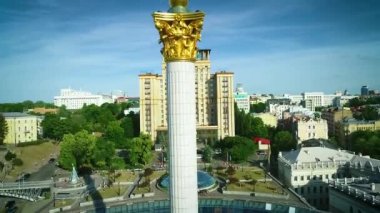 KYIV, UKRAINE - 18 Haziran 2020: Kiev şehrinin merkezindeki mermer kaidede Bağımsızlık ve Özgürlük Heykeli 'nin havadan görünüşü. Popüler torurist kent simgesi Bağımsızlık Meydanı (Meydan Nezalezhnosti)