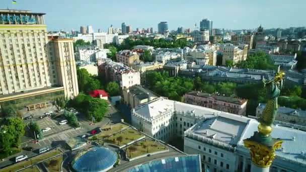 Kyiv Ukraine 6月18 2020 キエフ市内中心部の大理石の台座の上に独立と自由の像への空中ビュー 人気の観光名所独立のマイダン マイダンNezalezhnosti — ストック動画