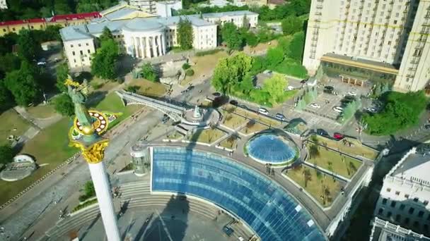 Kyiv Ukraine 6月18 2020 キエフ市内中心部の大理石の台座の上に独立と自由の像への空中ビュー 人気の観光名所独立のマイダン マイダンNezalezhnosti — ストック動画