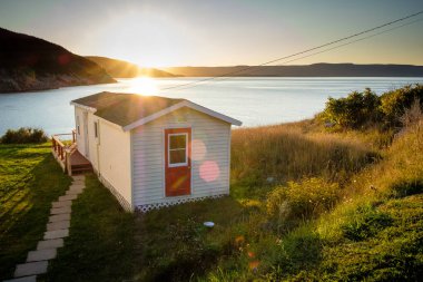 Manzaralı Nova Scotia: Gün batımında deniz kenarındaki bir eve giden adımlar