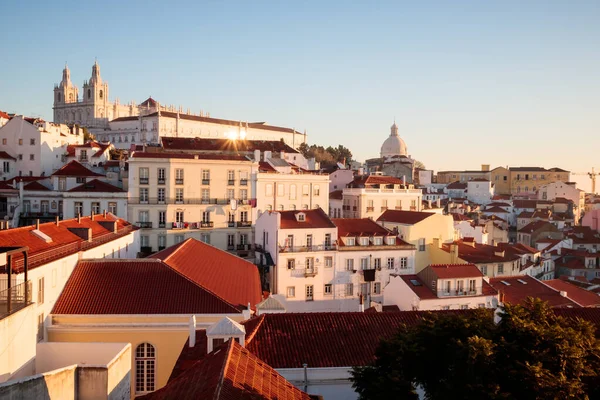 Alfama üzerinde gün doğumu - Lizbon 'un en eski bölgelerinden biri..