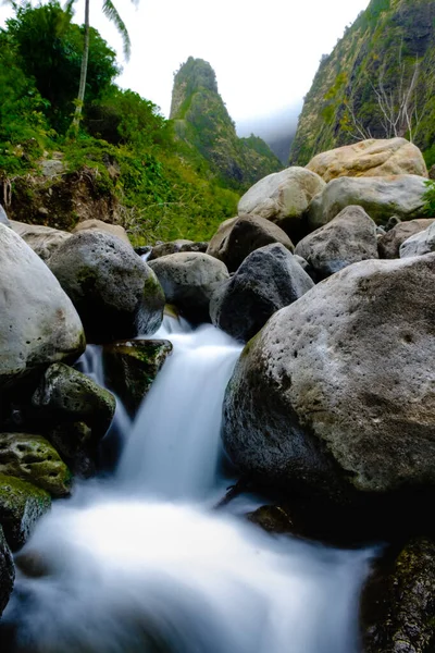 Iao Vadisi 'nde küçük gizli şelale, Maui, Hawaii