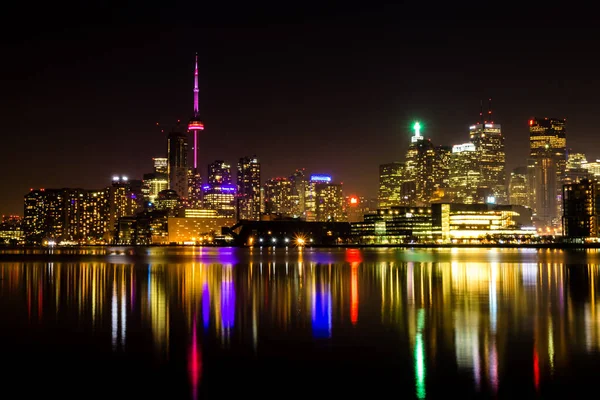 Ontaio Gölü üzerindeki Toronto silueti