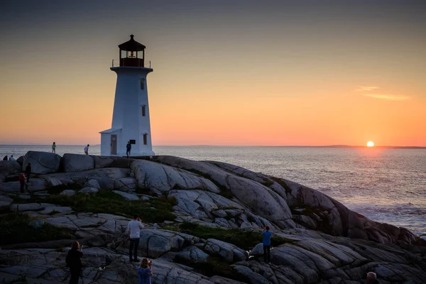 Peggy 'nin Koyu - Gün batımında Kanada ikonik deniz feneri