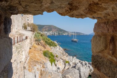 Türkiye: Bodrum Kalesi 'nin harabelerinden marina manzarası