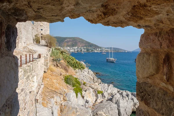 Türkiye: Bodrum Kalesi 'nin harabelerinden marina manzarası