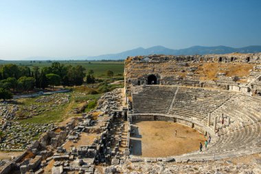 Türkiye 'nin Miletus kentindeki Antik Yunan amfi tiyatrosunun kalıntıları