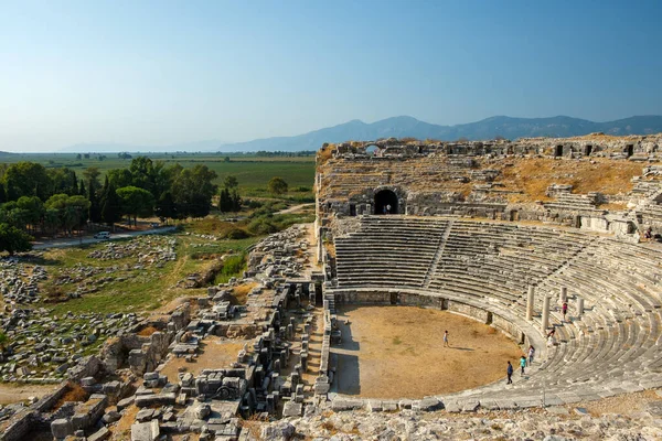 Türkiye 'nin Miletus kentindeki Antik Yunan amfi tiyatrosunun kalıntıları