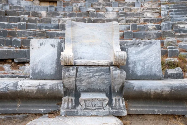 Antik Yunan amfi tiyatrosunda bir koltuk.
