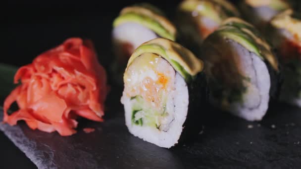 Mão meninas leva sushi usando pauzinhos — Vídeo de Stock