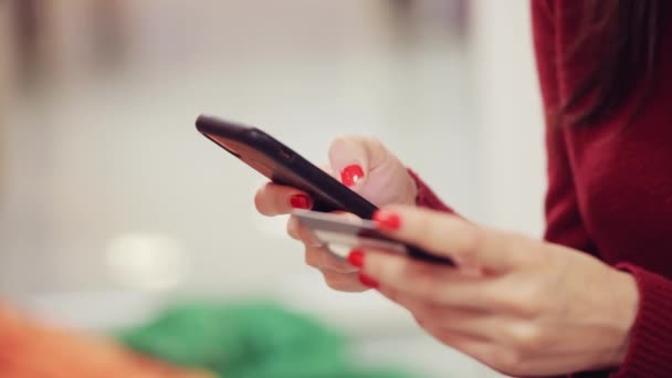 Woman hands buying goods from the internet on her smartphone with credit card. — Stock Video