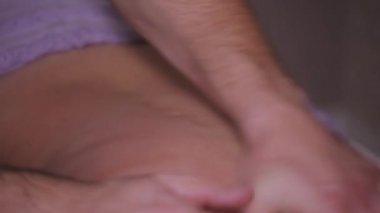Adam terapist masaj kadın için yapıyor. Genç çekici kadın yalanlar üzerine kanepe ve sırt masajı, yakın çekim zevk