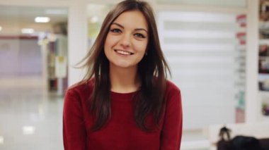 Kamera, rüzgarda çırpınan saç için güzel kadın gülümsüyor portresi