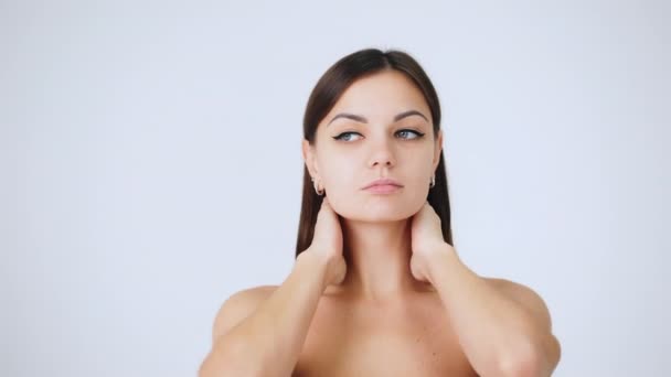 Ung vacker flicka massage halsen, gnider krämen — Stockvideo