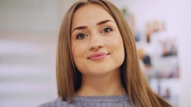 Kamera için güzel bir kadın gülümsüyor portresi yakın çekim