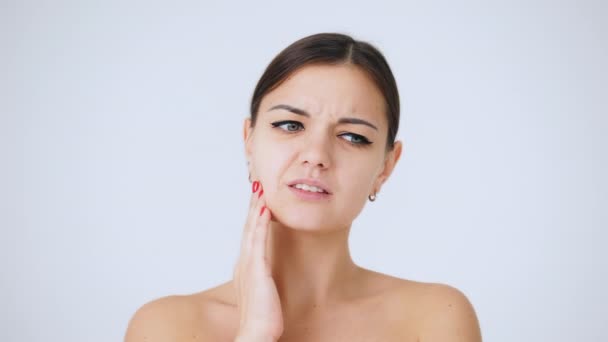 Närbild porträtt av bistra kvinna med orala problem och lider av tandvärk eller karies — Stockvideo