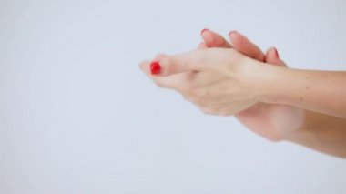 Yakın çekim kadının el nemlendirici krem, su kuyusu-damat eller, Cilt Bakımı uygulayarak eller