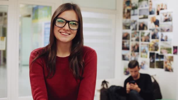 A szemüveg a gyönyörű nő portréja mosolyog, kamera, szép lány az irodában — Stock videók