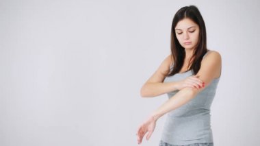 Güzel beyaz kadın kozmetik yağı ellerinin üzerinde fitness sonra sürtünme.