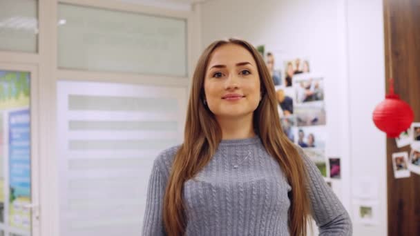 Porträt einer schönen Frau lächelt in die Kamera, setzt eine Brille auf — Stockvideo