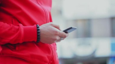 Şık adam telefonu kullanır, haber okuma, fotoğraf bakar