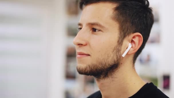 Bonito Jovem Empresário Ouvindo Música Telefone Usando Fones Ouvido Sem — Vídeo de Stock