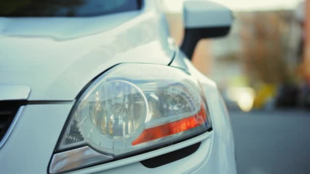 Car stands on the roadside and blinks with emergency lights — Stock Video