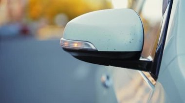 Beyaz modern araba Far yanıp söner, kaza, crash yakın çekim
