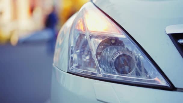 Reflektor bílé moderní auto bliká, havárie na nehodu, detail — Stock video