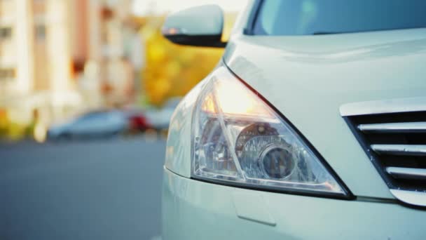 Headlight of white modern car flashes, crash on accident, close-up — Stock Video