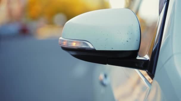 Farol de branco moderno carro pisca, acidente em acidente, close-up — Vídeo de Stock