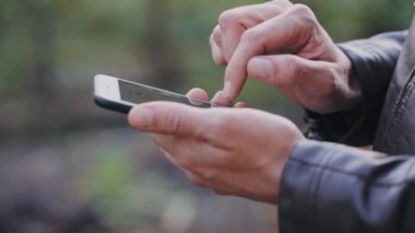 Adam telefonu kullanır, fotoğraflar arasında verilirse, mail denetler.