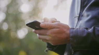 Adam telefonu kullanır, fotoğraflar arasında verilirse, mail denetler, Haberler görünüyor.