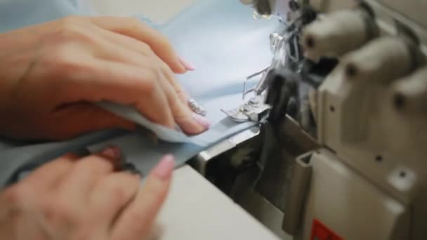 Womans hands sewing an overlock at sewing machine. Overlock stitch on sewing machine. Automatic sewing machine. — Stock Video