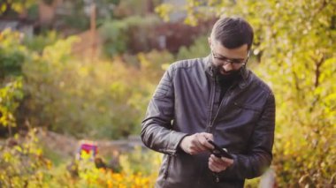 Sakallı adam güneşli sonbahar park mobil oyunu oyna. Oyunu kazanmak.