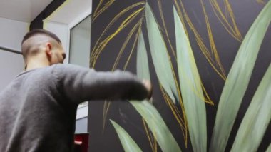 Duvara boya ile çizim grafiti sanatçısı. Erkek el fırça ile. Sanat kavramı.