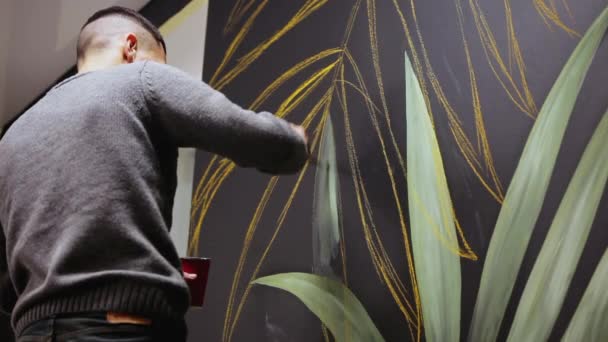 Graffiti artista disegno con vernice sulla parete. Pittura murale d'arte. Concetto d'arte . — Video Stock