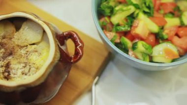 Pişmiş patates ve salata masada sıcak yemek