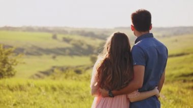 Sunset Bulvarında doğada ayakta, ona işaret uzakta bir yerde arayan genç çift