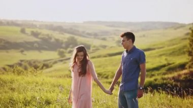 Romantik Çift parkta günbatımı üzerinde ellerimi. Mutlu çift yürüyüş zevk